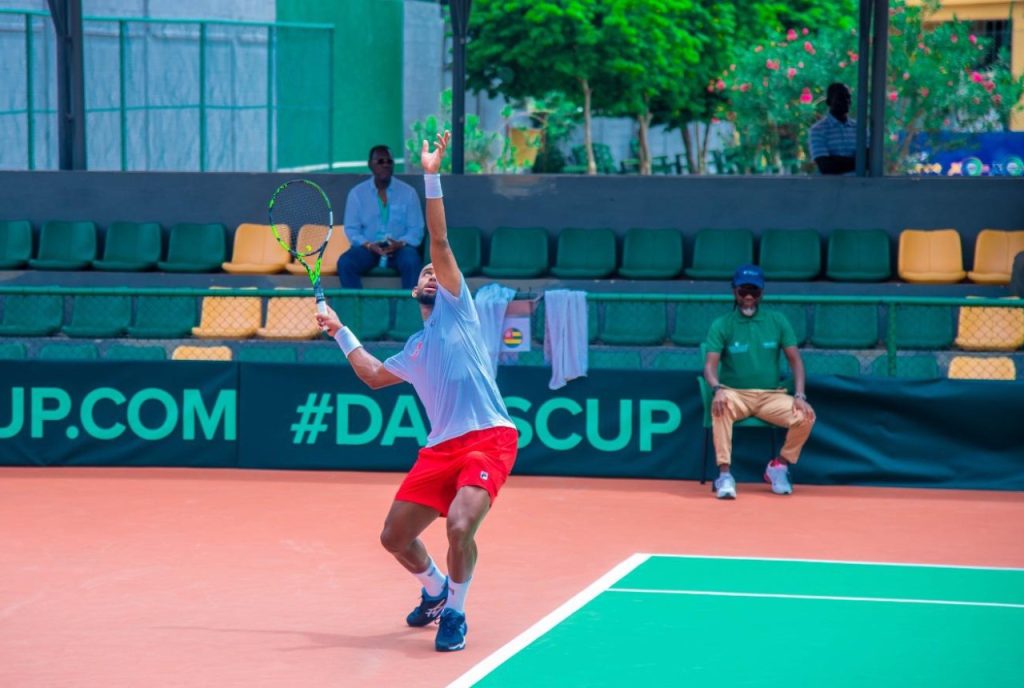 joueur tennis tapant la balle